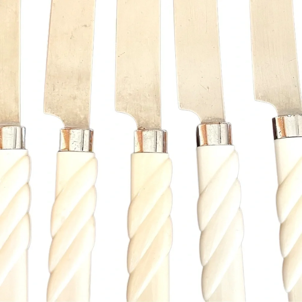 𝅺SET of 6 vintage table knives, stainless steel with white plastic handles